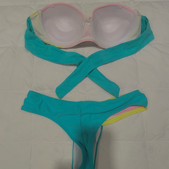 Bikinis - Picture 10 of 11